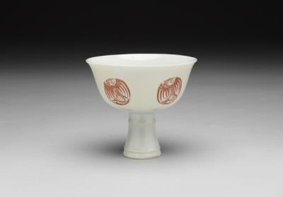 图片[3]-White stem cup with encircled phoenix decoration in overglaze red, Qing dynasty (1644-1911)-China Archive